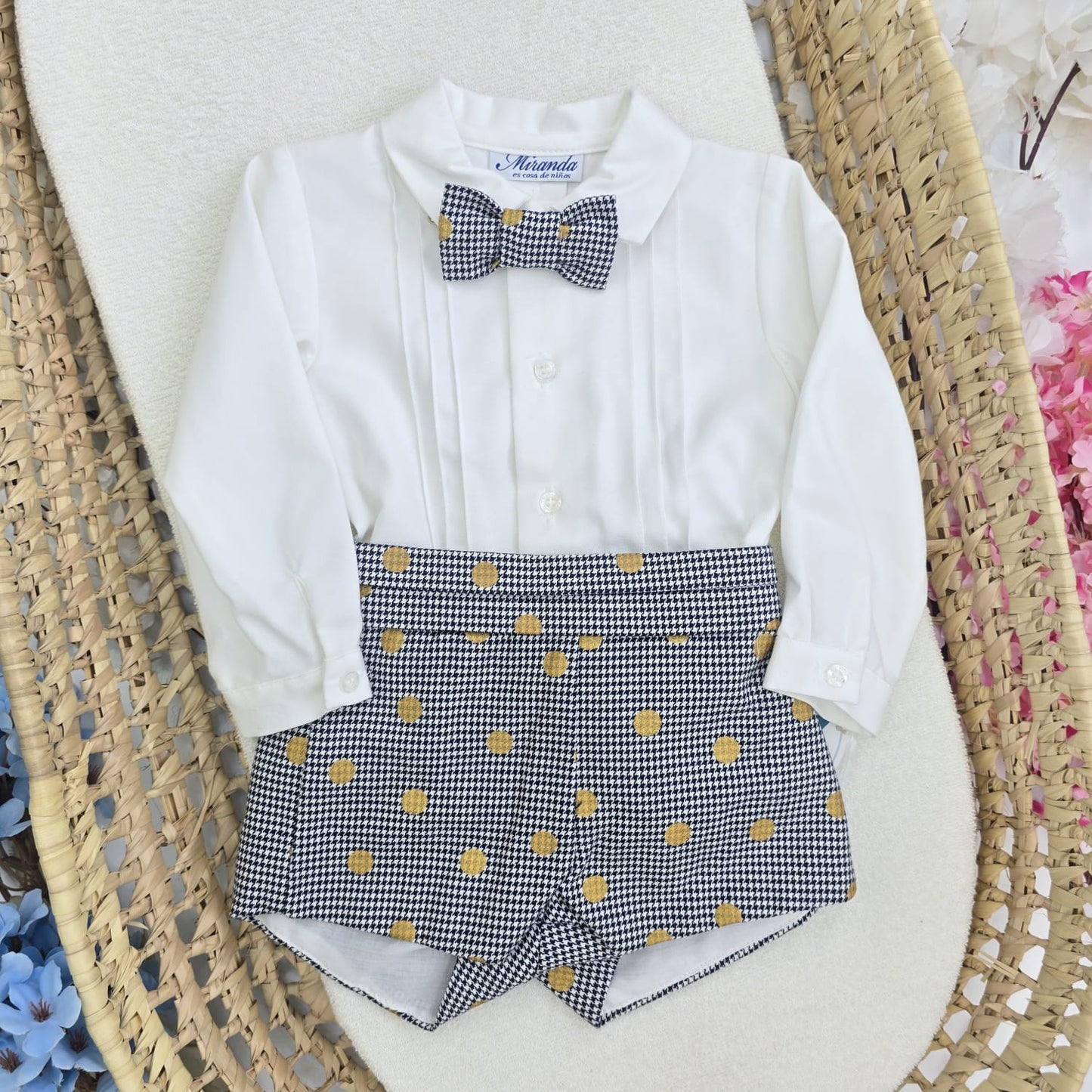 Conjunto de pantalón corto con lunares amarillo