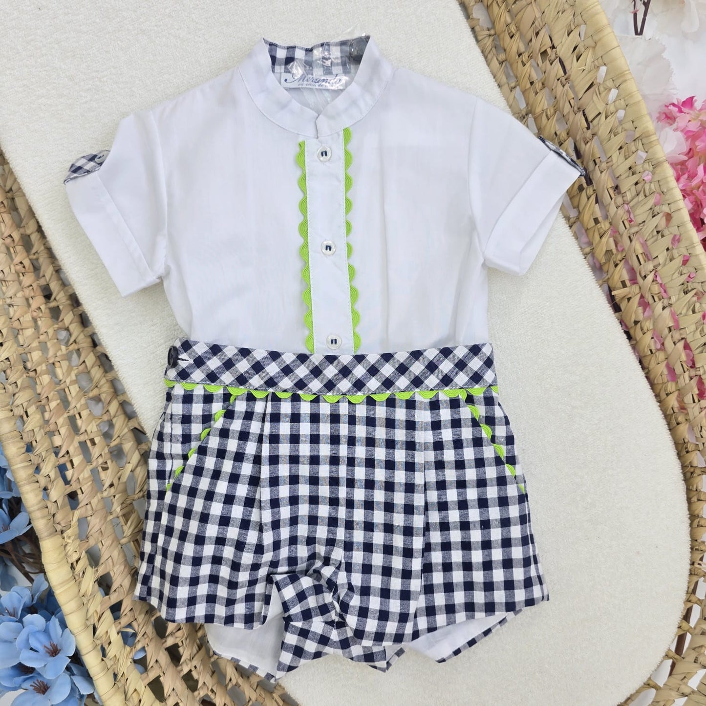 Conjunto de Pantalón corto de cuadros negros y Camisa Blanca 27017423