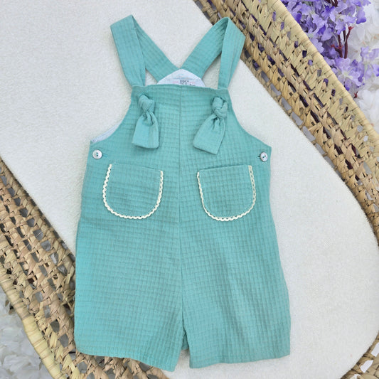 Overol con dos bolsillos en el frente. 24337