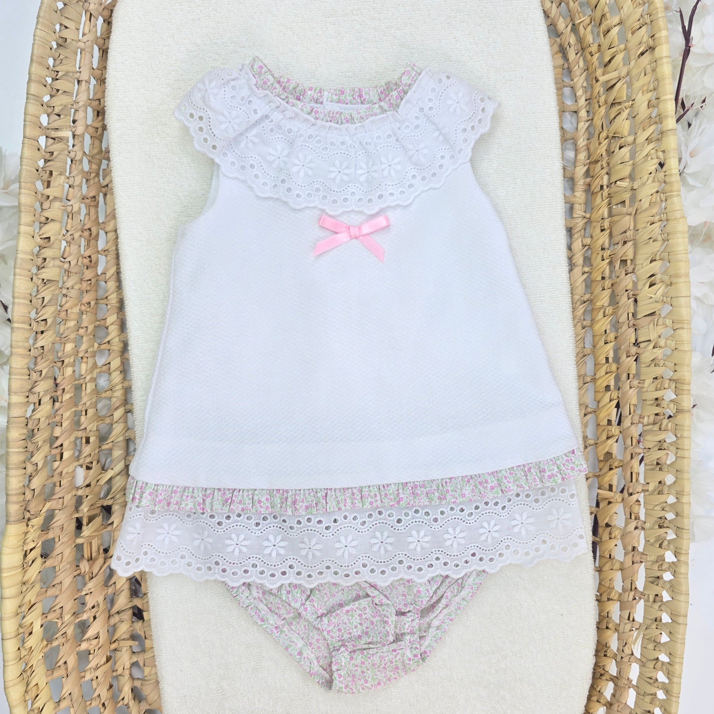 Vestido blanco con detalles de rosas a los bordes con braga 270034VB