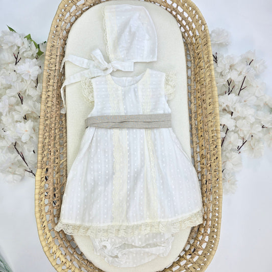 Vestido con encajes crema - gorro y braguitas 24292
