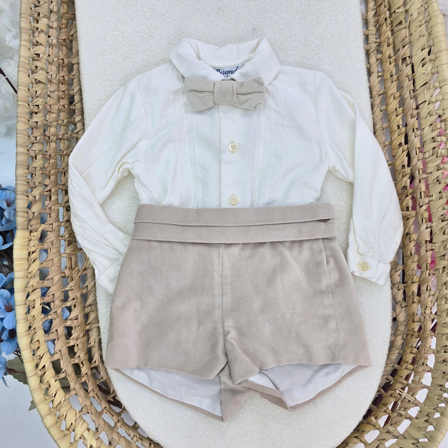 Conjunto camisa larga crema con pantalón caqui + bowtie 28012023