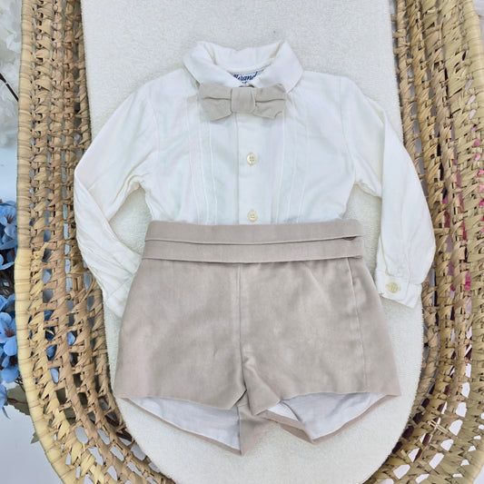 Conjunto camisa larga crema con pantalón caqui + bowtie 28012023