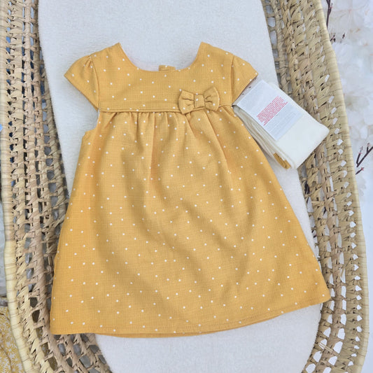 Vestido Mostaza con Puntos Blancos y medias